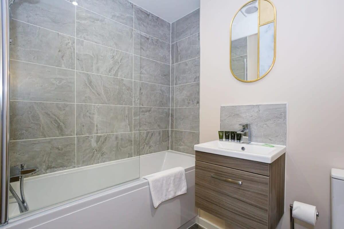 Fantastic Modern 2 Bedroom Apartment, Apartment *